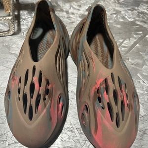 Multi color Yeezy foam slides! Men side 9US!! Slightly worn!